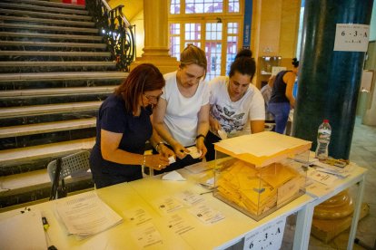 Lleida. L’inici de l’escrutini després del tancament de les urnes en una mesa de l’Escola del Treball.