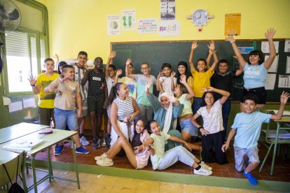 Alumnos del colegio Balàfia, en el interior de una clase despidiéndose del centro.