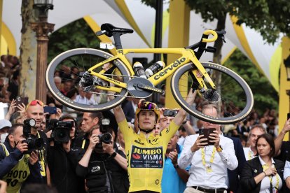 Jonas Vingegaard levanta su bicicleta tras proclamarse campeón del Tour por segundo año consecutivo.