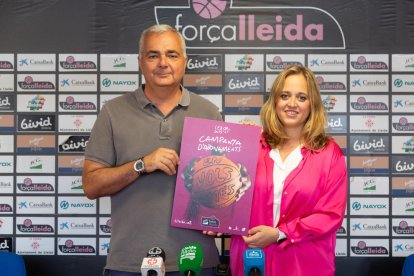 Albert Aliaga y la responsable de comunicación, Laura Estadella, con el cartel de la nueva campaña.