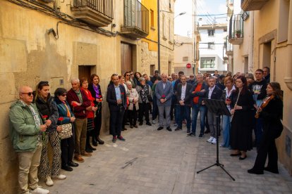 Autoridades, familiares y vecinos participaron ayer en el acto de homenaje en Arbeca. 