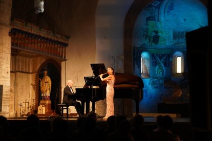 El concierto del pianista Albert Guinovart y la flautista Elisabet Franch en la iglesia de Santa Maria d’Àneu en Escalarre. 