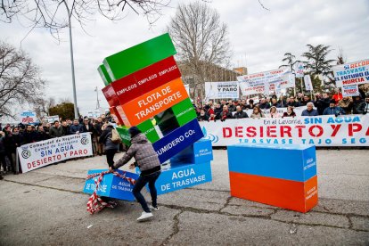 Protesta de regantes a las puertas de Moncloa para pedir agua