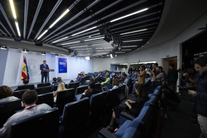 Sánchez durant la presentació, ahir, del nou pla anticrisi.