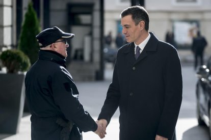 El president del Govern, Pedro Sánchez, saludant un guàrdia ahir a l’arribada al Congrés.