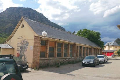 L’edifici de la Confraria Vella, que s’enderrocarà enguany per fer un estacionament.