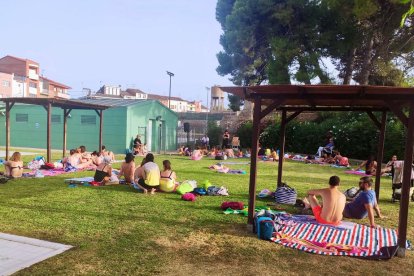 Lectura de contes per a nens i adults a les piscines de Miralcamp