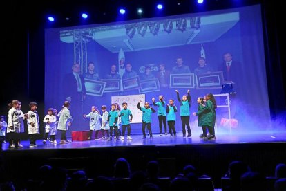 Representación del espectáculo ‘Algú com tu’ por parte de los alumnos del ciclo inicial de la Escola Gaspar de Portolà de Balaguer. 