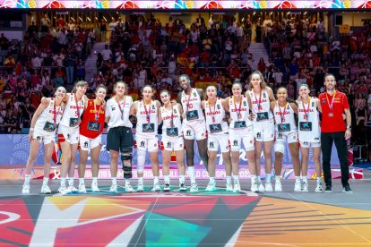 El leridano Bernat Canut y sus jugadoras posan con sus medallas de plata.