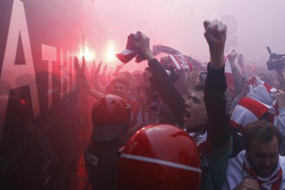 Aficionats de l’Athletic, ahir als voltants de l’estadi.