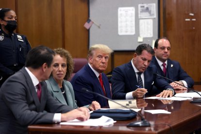 L’expresident Donald Trump durant la seua declaració ahir davant del tribunal de Manhattan.