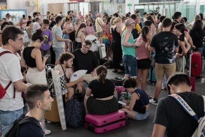 Centenares de personas esperando sus trenes en València. 