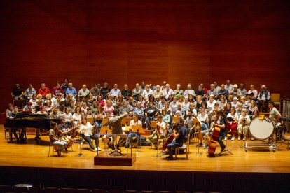 Assaig general ahir a l’Auditori de Lleida del grup Camerata Granados amb cinc corals de Ponent.