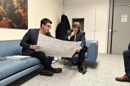 Toni Postius va mostrar a Carles Puigdemont els plànols del polígon de Torreblanca.