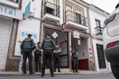 Agents de la Guàrdia Civil, ahir davant de la casa del presumpte assassí.