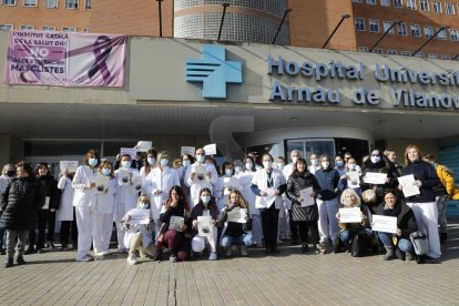 Un momento de la concentración de sanitarios de este miércoles delante de el hospital Arnau de Vilanova de Lleida en el marco de la huelga.