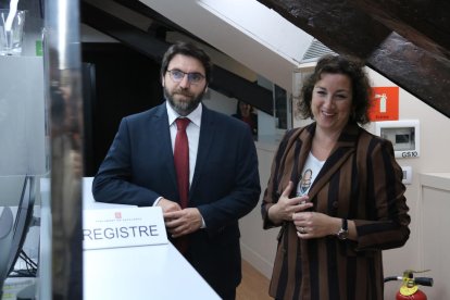 Els diputats socialistes Ferran Pedret i Alícia Romero registren la iniciativa del PSC al Parlament.