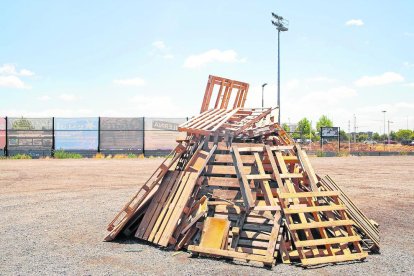 Preparativos ayer en la hoguera instalada en la calle Salvador Espriu, en el barrio de Cappont, una de las 27 autorizadas para la verbena en Lleida. 