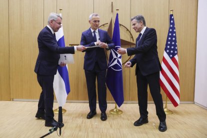 El ministre finlandès Pekka Haavisto entrega el document d’adhesió de Finlàndia al secretari d’Estat dels EUA, Antony Blinken.