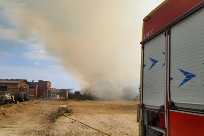 Un foc va calcinar ahir completament un paller a Vila-sana.