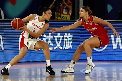 Cristina Ouviña protege el balón ante la defensa de una rival.