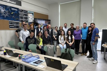 La inauguració de la nova aula, amb alumnes, docents i empresaris col·laboradors.