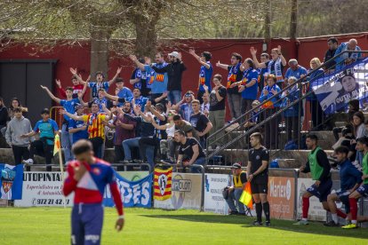 Los fieles seguidores azules desplazados hasta Olot se llevaron una gran alegría tras el partido que les hizo más llevadera la lluvia que cayó.