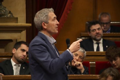 El conseller Josep González Cambray, al ple del Parlament.