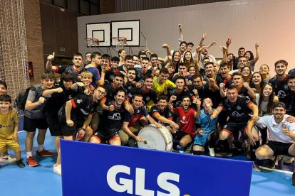 Los jugadores del Palau d’Anglesola celebran el ascenso a Primera Catalana con la afición