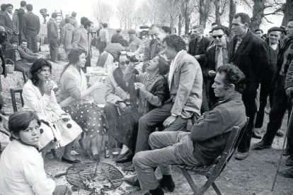 Carmen Amaya gaudint dels plaers del porró i d'una bona brasa durant el rodatge a Lleida de 'Los Tarantos'.