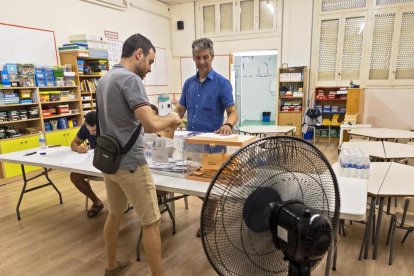 Votació en una mesa a l'EScola Pía de Tàrrega.