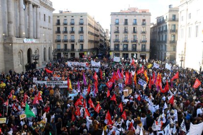 Manifestants a la plaça Sant Jaume de Barcelona amb motiu de la vaga de sanitaris i docents.