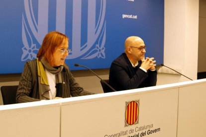 El director del Servei Català de Trànsit (SCT), Ramon Lamiel, y la delegada del Govern en Lleida, Montse Bergés, durante la presentación de la línea de subvenciones de 10 millones de euros para municipios de menos de 50.000 habitantes, que se ha hecho en Lleida.