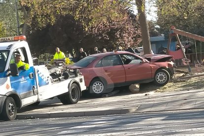 El cotxe del detingut ha acabat en un parc infantil.