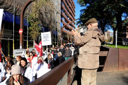 Un momento de la protesta de sanitarios en Barcelona.