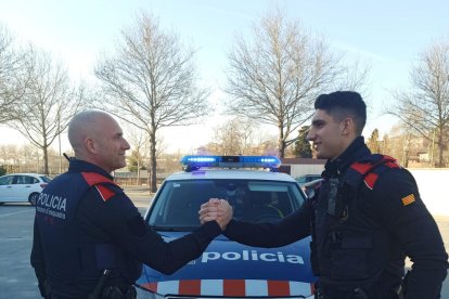 Imagen de los Mossos d'Esquadra de un padre junto a su hijo patrullando juntos en Tàrrega