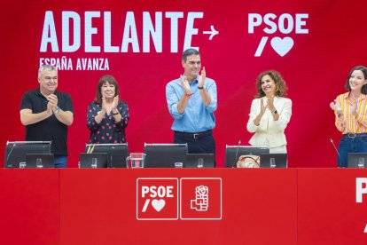 El líder del PSOE, Pedro Sánchez, en la reunión de la ejecutiva del partido con otros dirigentes de los socialistas