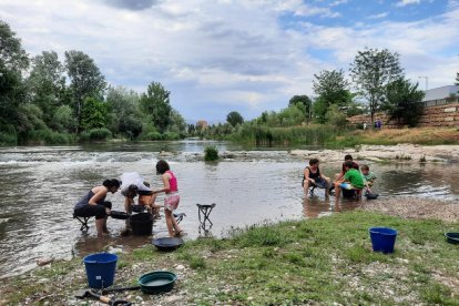 Los talleres para buscar oro en el Segre empezaron el sábado.