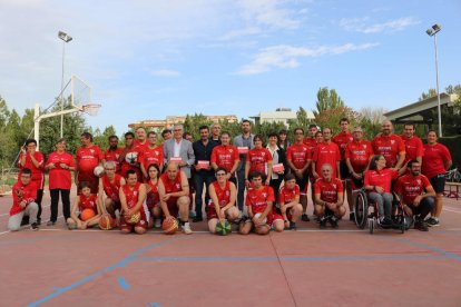 Esportistes i responsables del Club Esportiu Alba, durant la presentació d’equips.