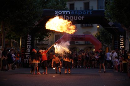 El foc va ser el gran protagonista abans de donar la sortida a la prova nocturna.