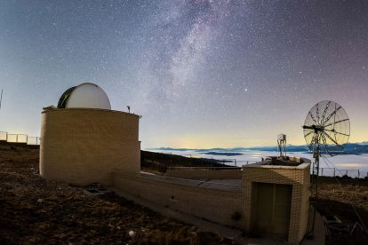 El observatorio y una antena para el control de satélites.