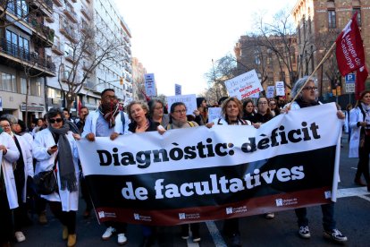 La manifestación de facultativos convocada por Metges de Catalunya ayer en Barcelona.