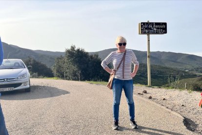 Imatge de l’exconsellera al costat del cartell del port de Banyuls.