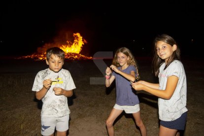 Niños echando petardos a Lleida.