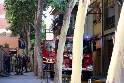 El despliegue de los Bomberos en el lugar del piso donde se ha declarado el incendio de madrugada en Granollers.