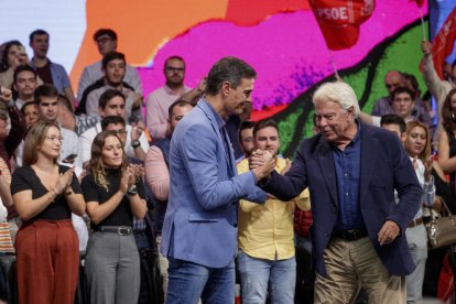 Pedro Sánchez i Felipe González se saluden durant els actes de celebració de la victòria del PSOE.