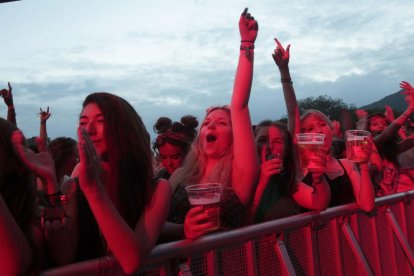 FACUA denuncia a varios festivales de música por impedir la entrada con comida y bebida