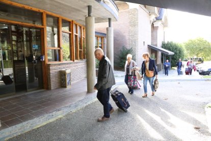 Imatge d’un grup de turistes a l’arribar ahir a un hotel de Rialp.