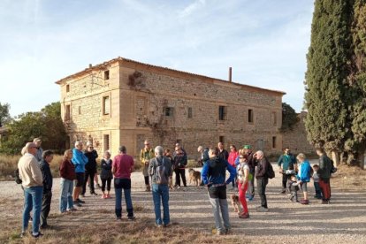 Participants en la caminada per la zona de Casa Vallmanya.