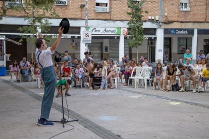 L’espectacle ‘La bogeria damunt de rodes’ va delectar petits i grans a la plaça Sant Pere.